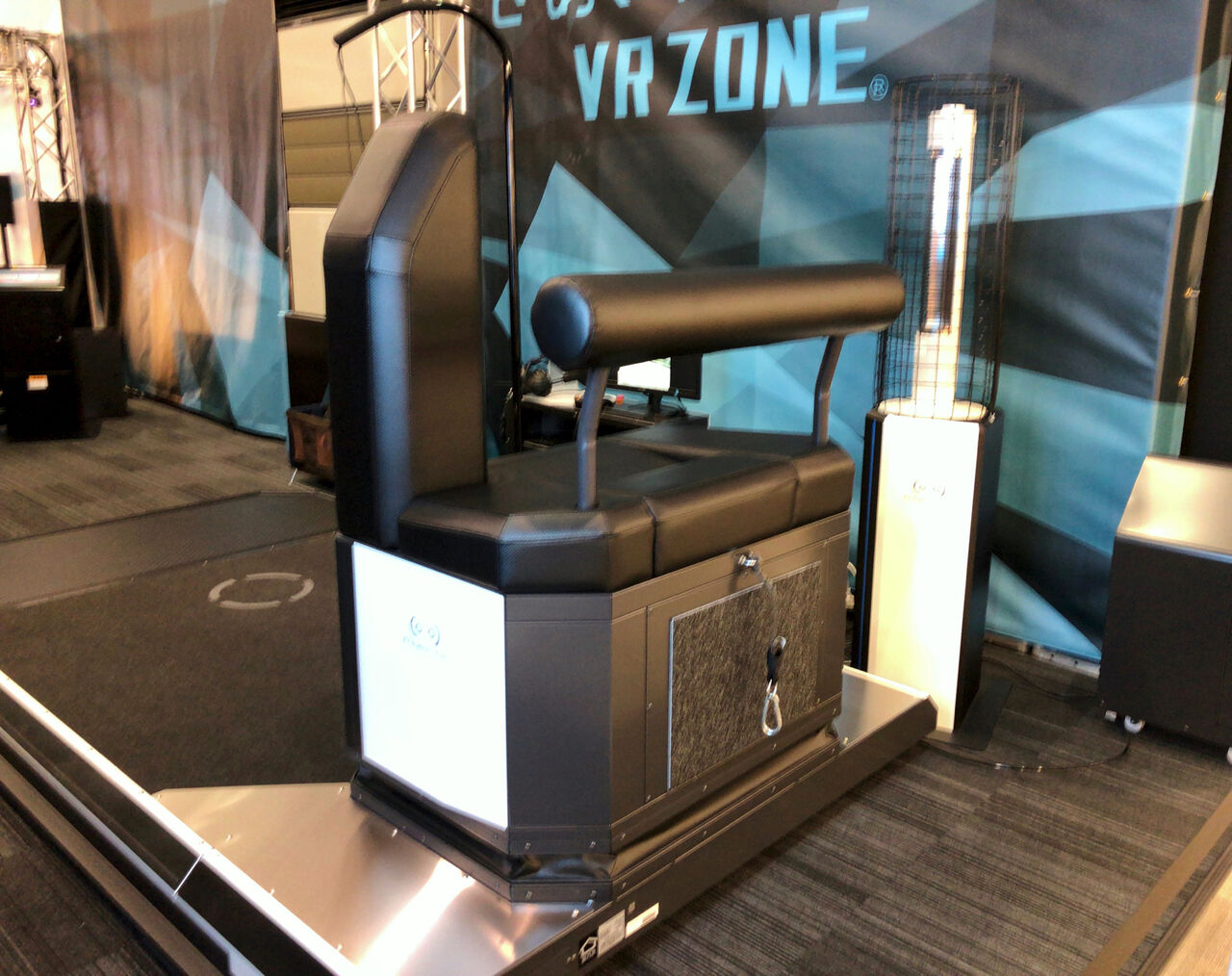 VR ZONEエアポートウォーク No - 12：ガンダムの手の平の上体験用の器具