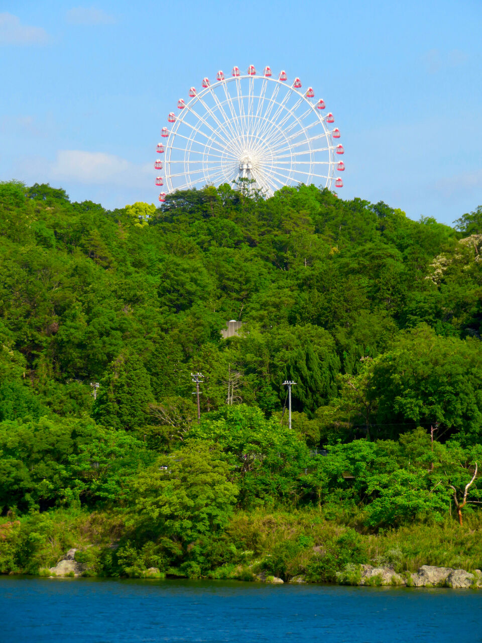 木曽川沿いから見えたモンキーパークの観覧車 - 1