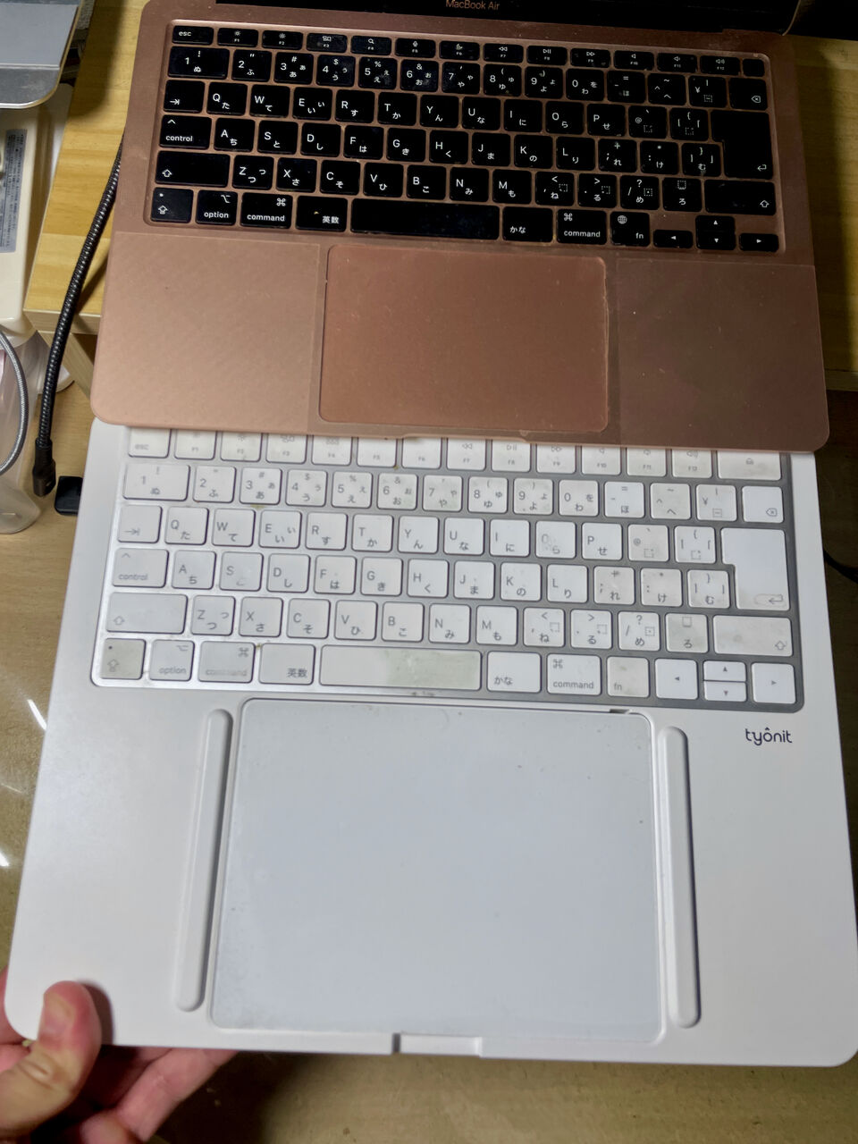 M1 Macbook Air の手前下に Tyonit Harmony Tray を置いて横幅を比較した写真。横幅はほぼ同じです。