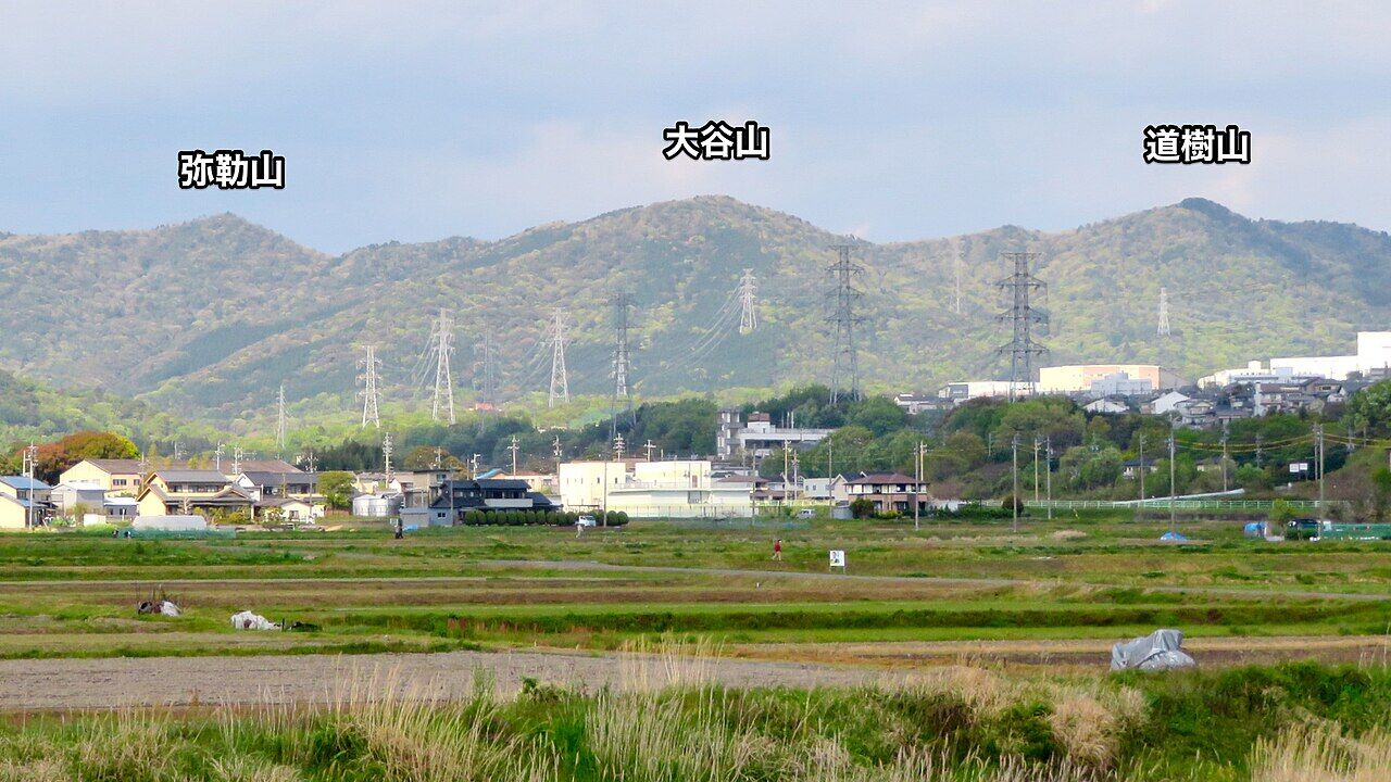 春日井三山の説明。写真は春日井市庄名町から撮影。