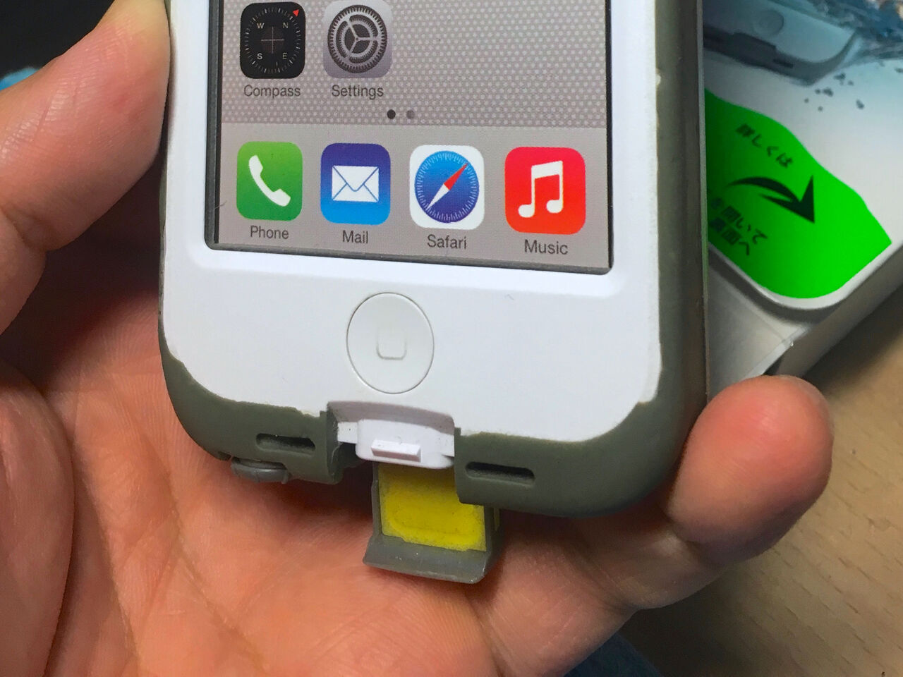 LifeProof nuud for iPhone5cでコネクタ部分を開けた状態 - 2