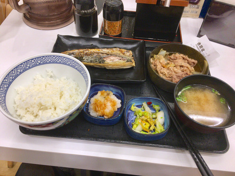 吉野家の一部店舗で実験販売中の「炙り塩さば牛定食」が、めっちゃ美味しい！（追記あり）