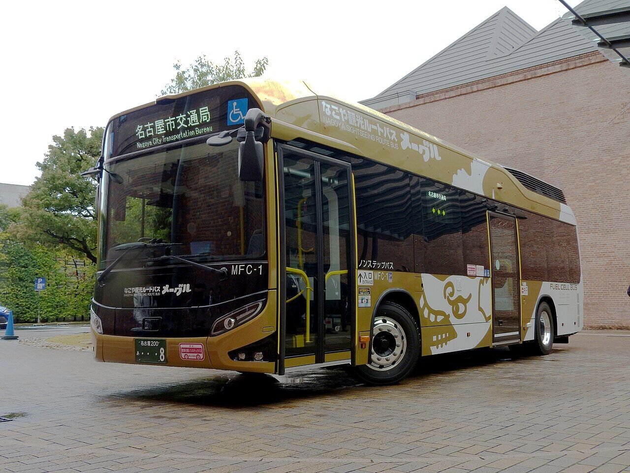 メーグルの車両、金色地に白い金鯱のイラスト、左側が前