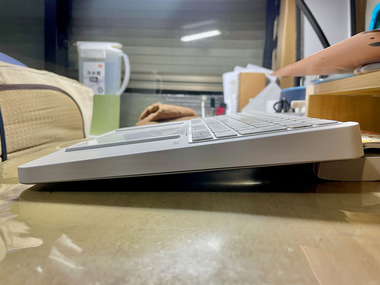 Tyonit Harmony Tray のキーボード下に本を入れて傾斜を付けてるところ。Tyonit Harmony Tray と同じくらいの厚みのある本を入れています。