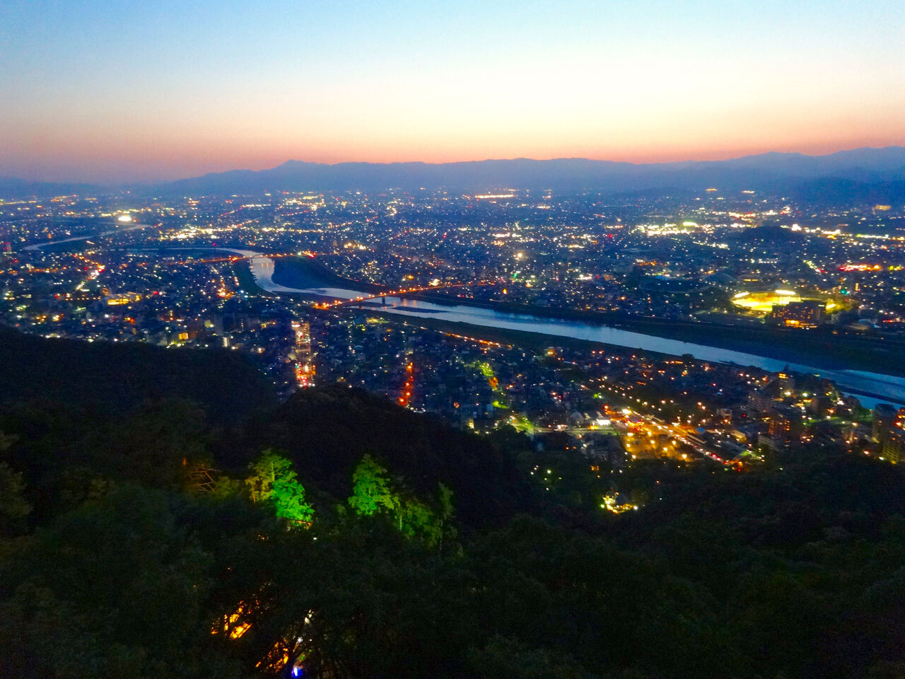 岐阜公園：展望レストランの展望台から見た夜景 - 21（長良川）