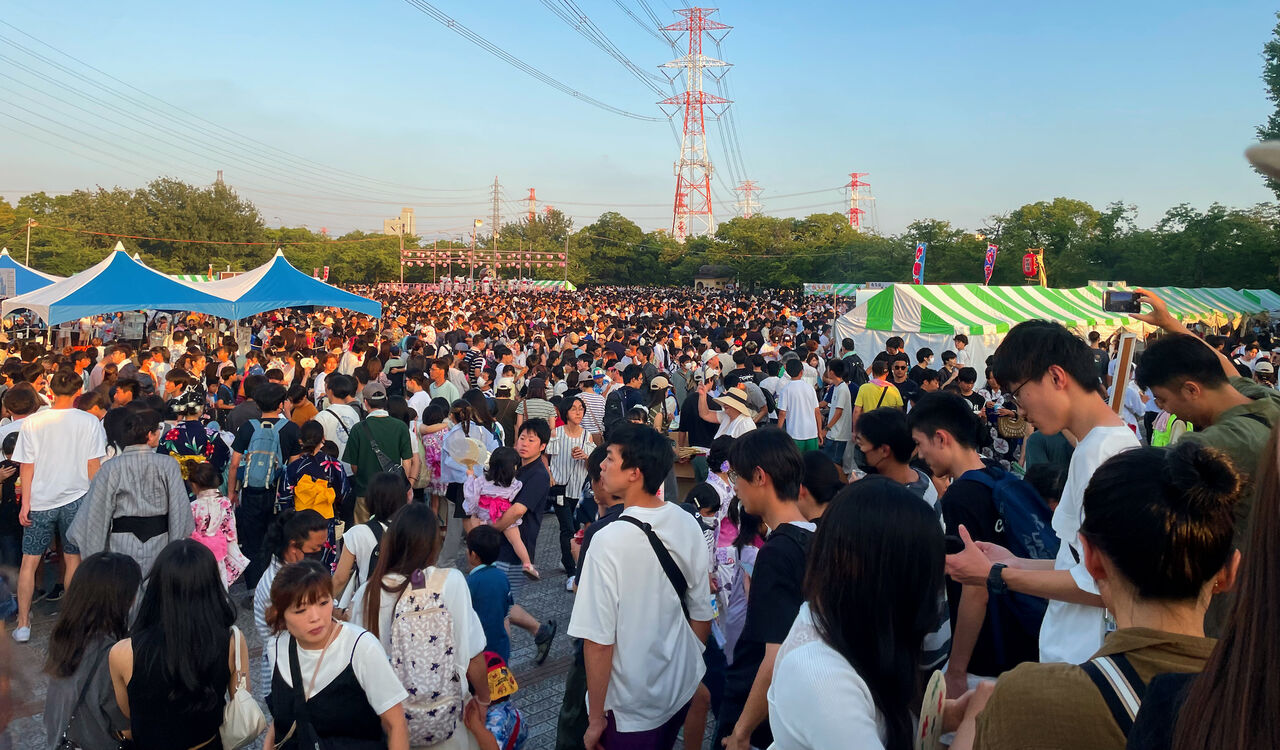 人であふれかえる落合公園の写真