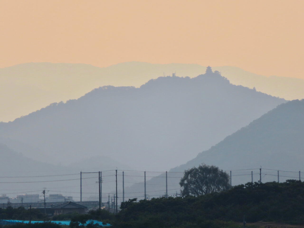 犬山丸の内緑地から見えた金華山と岐阜城 - 1