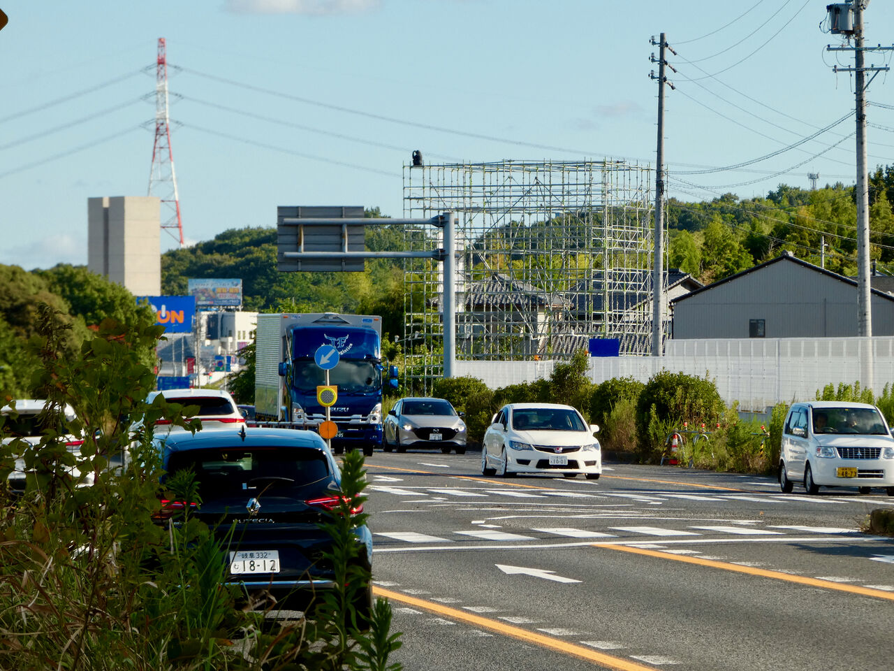 足場の上のチンパンジー像