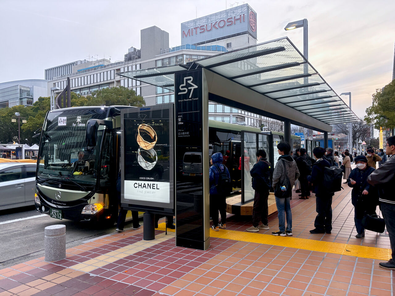 栄停留所に到着したSRT、多くの人が並んで待ってる。