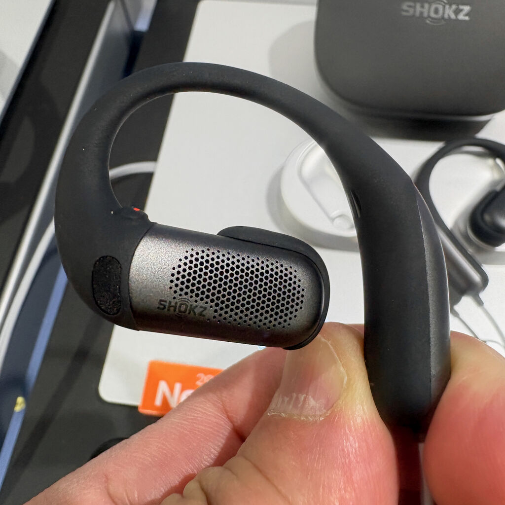 OpenFit Pro の左側のイヤホン本体を横向きにして手に持ってる