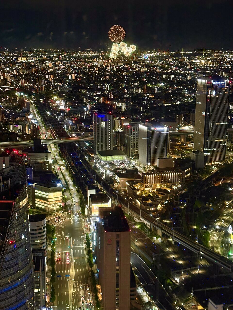 ミッドランドスクエアの展望階から見た名古屋港の花火(名港水上芸術花火 2025)。