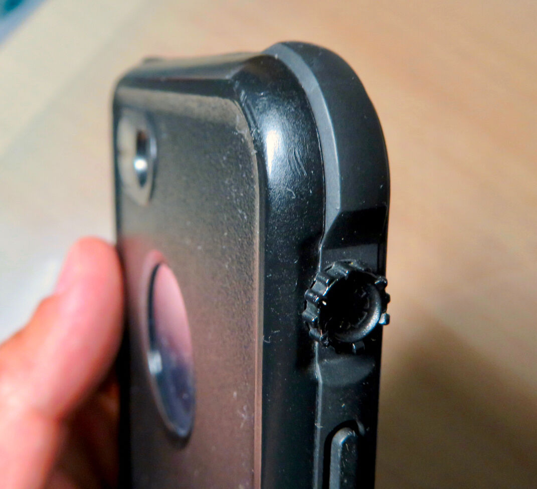 KYOKAのiPhone 7&8用の格安防水・耐衝撃ケース No - 40:マナースイッチ部分