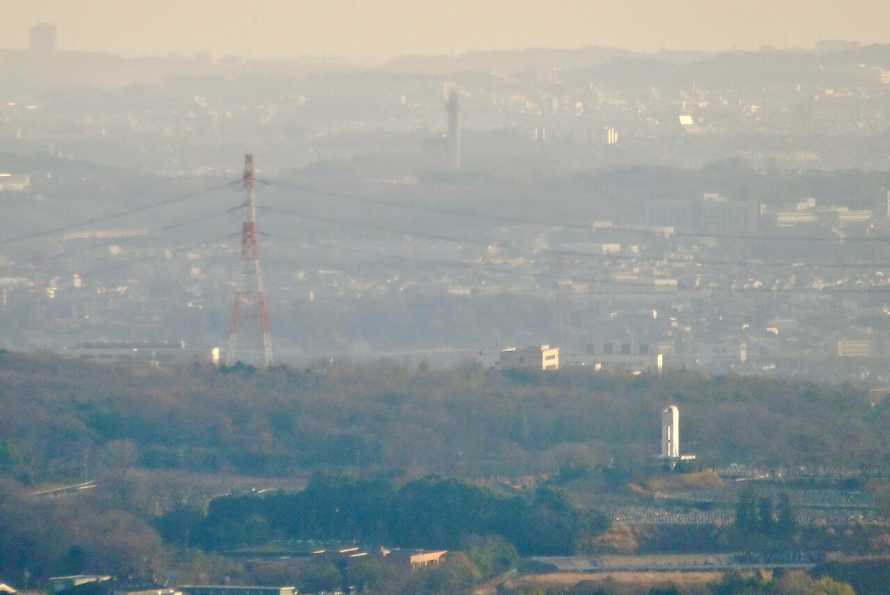 尾張白山社（白山神社）から見た景色 - 22：スカイワードあさひと潮見坂平和公園の建物