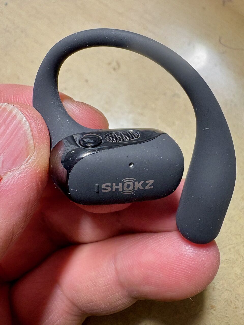 OpenFit 2の左側の本体を手に持ってる