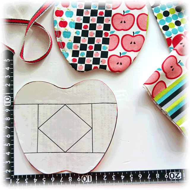 りんご柄のオックス生地でコースター 簡単手作り