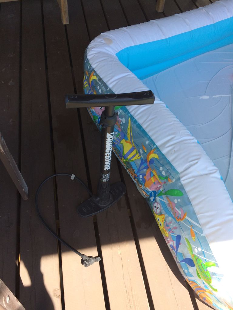 子供用プールの空気入れは大変 電動ポンプが壊れた 自転車の空気入れでチャレンジ 休日の楽しみ 子供用プールの空気入れは大変 電動ポンプが壊れた 自転車の空気入れでチャレンジ 休日の楽しみ