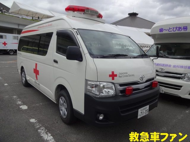 救急車に左右反転した「鏡文字」が書いてあるワケ 「書き間違い