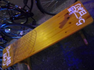 外待ち用のベンチ