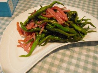 ひも唐辛子とベーコンを炒め