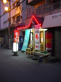 黒いテントが目印