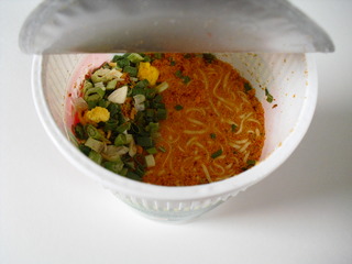 CUP NOODLES MINCED PORK 中身