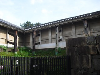 鉄砲狭間のある袖塀