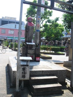 1見守地蔵尊立像@小阪本町、小阪駅南口歩道上