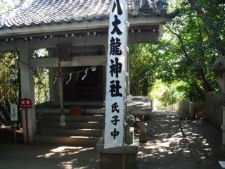 ここから右の階段を