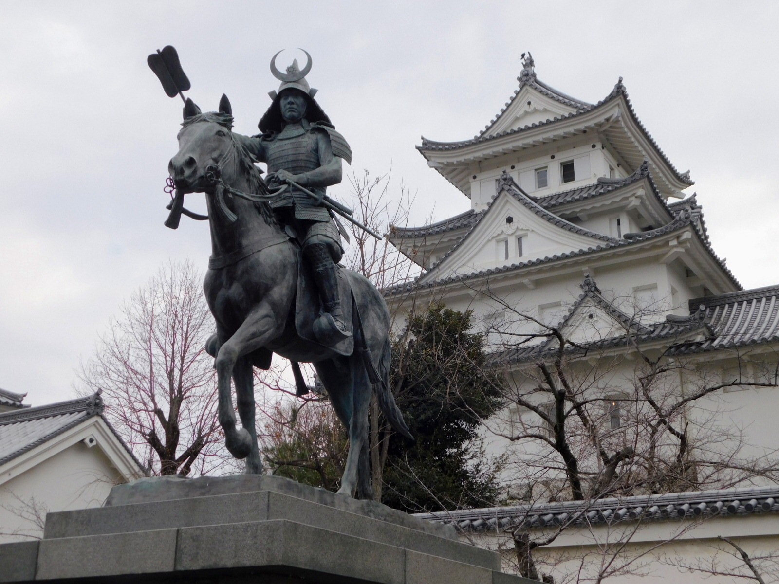 3戸田氏鉄公騎馬像