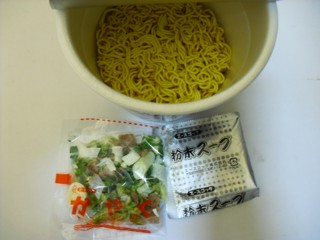 62スーパーカップ1.5倍 豚旨しお 中身