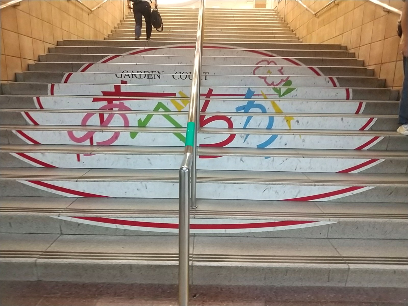 ���٤���