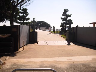 二対の埴輪が迎える橋の入口