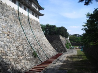 弓なりにカーブした石垣