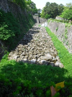 保護シートで覆われた石材