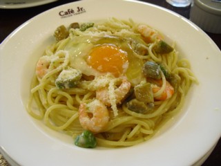 パスタの上に半熟玉子