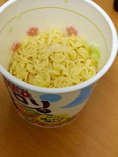 熱湯を注いで5分