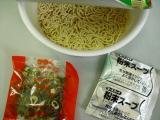 4めん一代 博多とんこつラーメン 中身