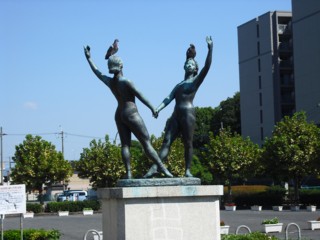 13高田駅前の銅像