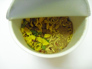 2B級グルメ探訪宮崎県旨辛麺 エースコック 中身