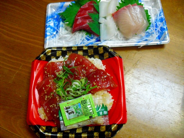 マグロ海鮮ヅケ丼とお刺身盛合せ