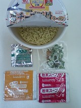 濃厚チーズ豚骨ラーメン(エースコック製)中身