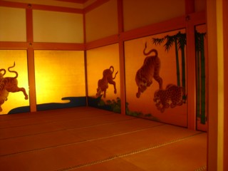 虎や豹のお出迎え