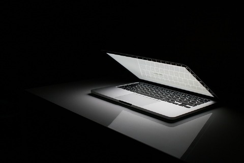 laptop-at-night-1114387_960_720