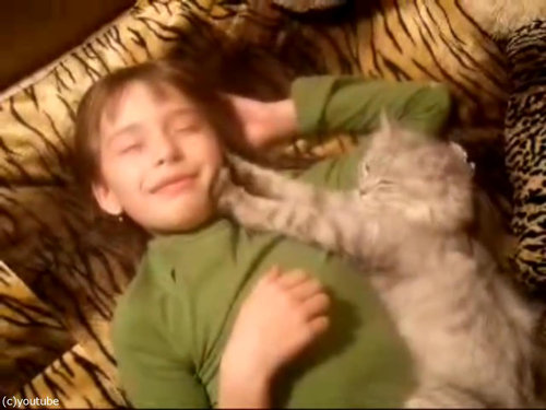 ほっぺをマッサージしてくれる猫04