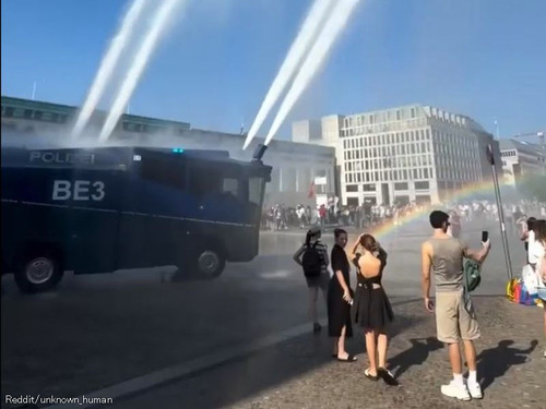 ベルリン警察が「ウォーターキャノン」で住民をクールダウン…熱波の中で放水車をフル稼働