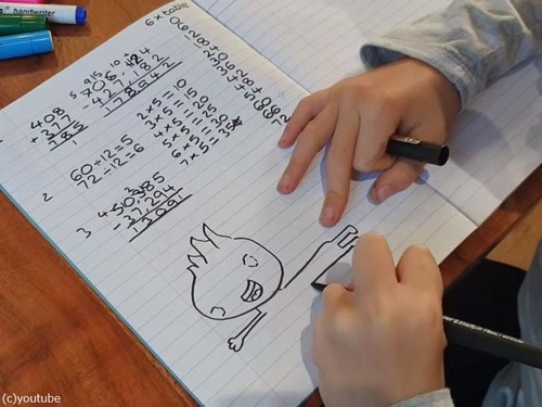 9歳児、レストランの壁の絵を描く仕事を得る