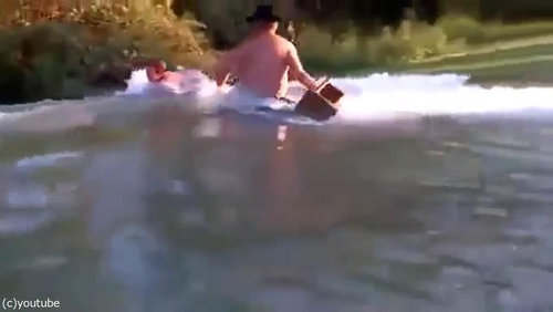 おじいちゃん「プールの水を空にするよ！」08