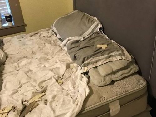 天井を突き抜けてテレビが落ちた00