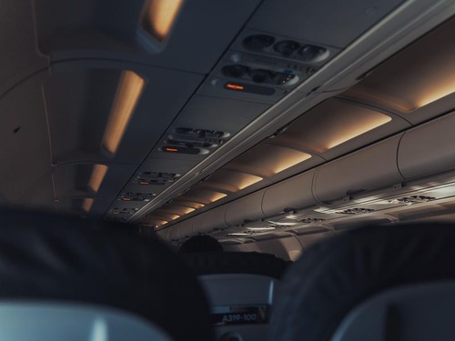欧米人「飛行機の隣の人が3時間ずっとこの座り方なんだけど!?」ショックを受ける