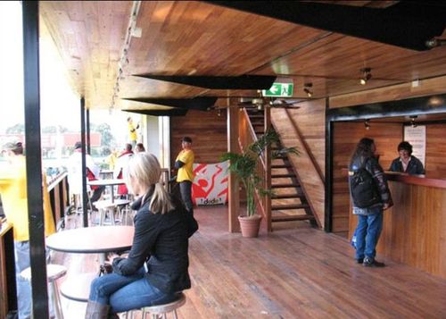 トレーラーがバーに変身10